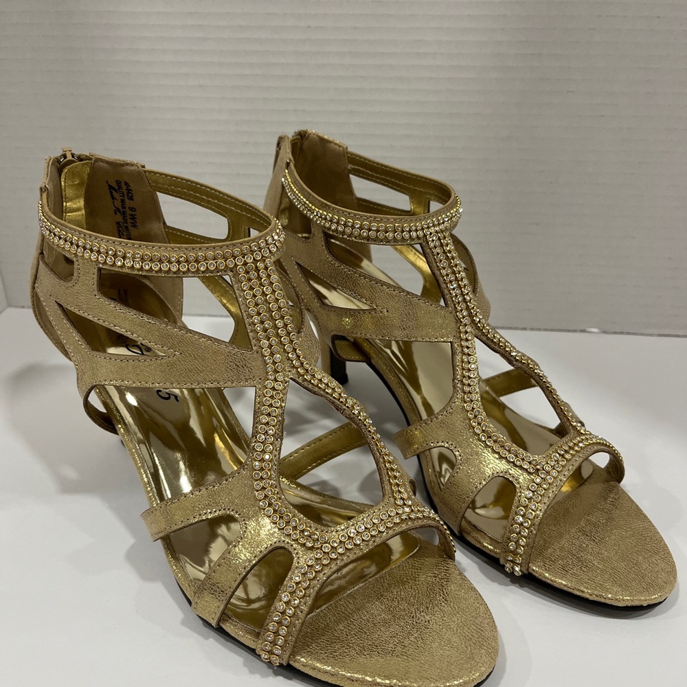 Easy Street Flattery‎ Gold Stiletto Heel. Size: 9WW. Color: Gold - Picture 4 of 9